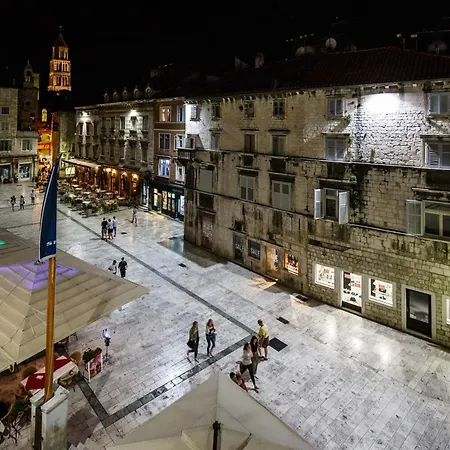 Piazza Dei Signori Penthouse 아파트 *