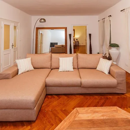 Piazza Dei Signori Penthouse 아파트 *